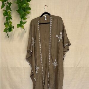 Green Embroidered Cape with Wide Sleeves